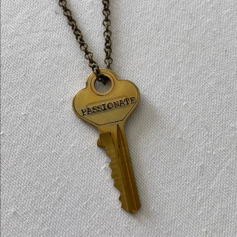 The Giving Key long necklace “passionate”